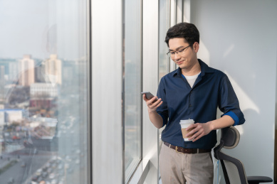 年轻商务男士在办公室打电话