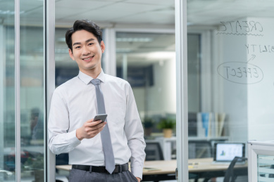 年轻商务男士在办公室打电话