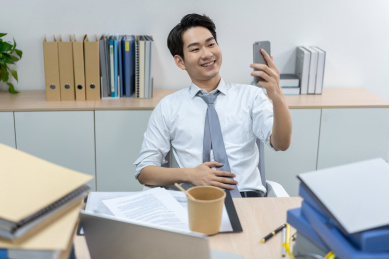 快乐的商务男士在办公室加班