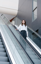 商务女士在手扶梯上