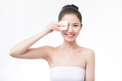 年轻女性手拿化妆棉