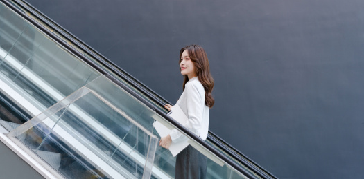 在手扶梯上的商务女士