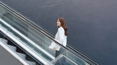 在手扶梯上的商务女士