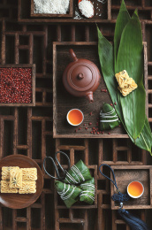 传统木盘上的粽子