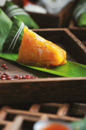 传统木盘上的粽子