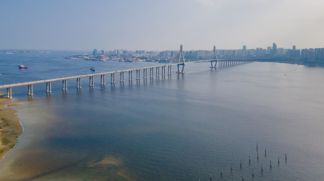 广东省湛江海湾大桥黄昏航拍全景