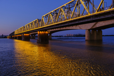 中国哈尔滨松花江铁桥夜景灯光