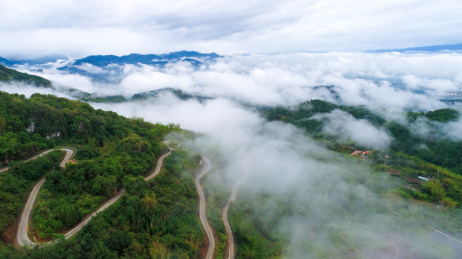 中国云南德宏芒市回贤的云间山路