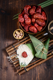 新鲜粽子食材放在木板上