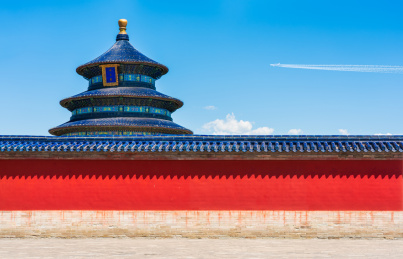 北京天坛公园祈年殿上空飞过的喷气式客机