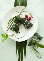 白色盘子里的粽子