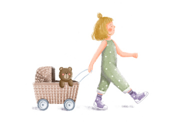 小女孩拉着坐在婴儿车里的小熊玩具