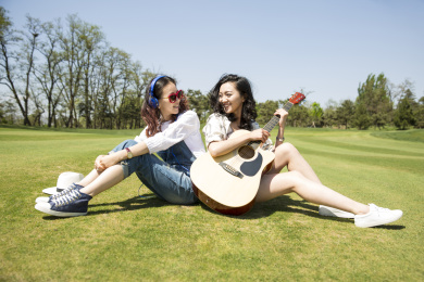 青年女孩们在草地上享受假日时光