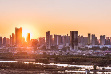 夕阳下的哈尔滨松花江沿岸公园和建筑