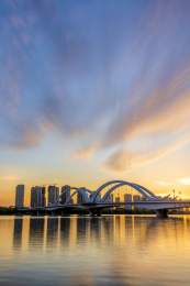 中国辽宁辽阳太子河新运大桥日暮风光