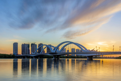 中国辽宁辽阳太子河新运大桥日暮风光