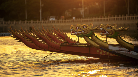 夕阳下的龙舟