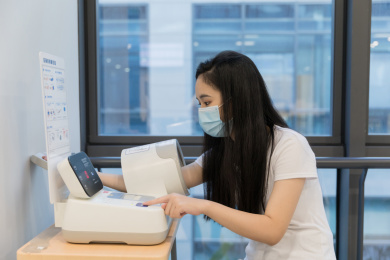 年轻女性医院测量血压