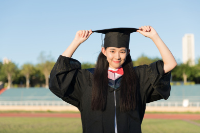 大学生穿学士服的毕业照