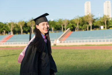 穿着学士服开心毕业的大学生