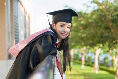 穿着学士服看镜头的女生