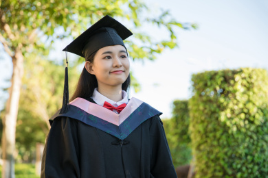 穿着学士服的毕业看向前方