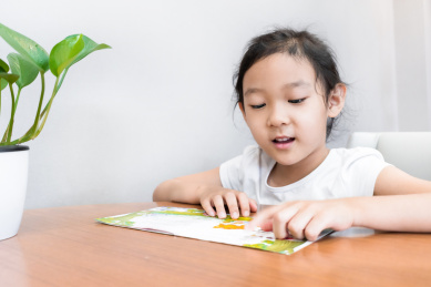 趴在桌子上认真读书的中国女孩