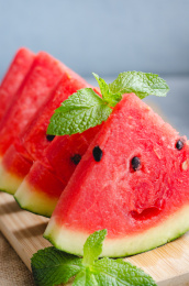 浅蓝色背景上切好的西瓜