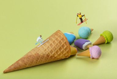 甜筒蛋卷倒出来的冰淇淋上滑雪