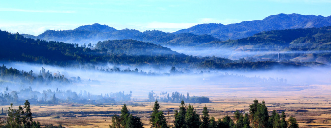 云南省德宏州盈江县勐典村晨雾 