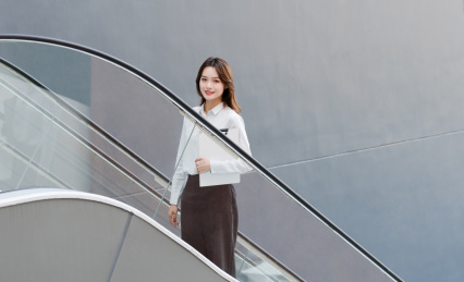 在手扶梯上的商务女士