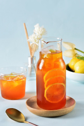 一杯冷饮柠檬红茶放在蓝色底板上