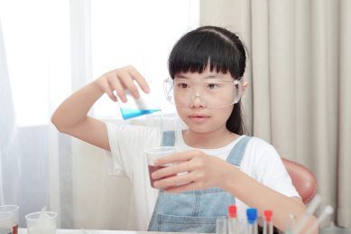 在做实验的女生