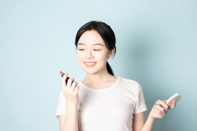 一名年轻的女生