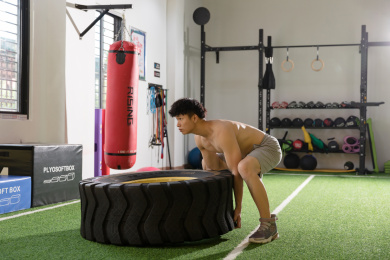 推轮胎的健身教练