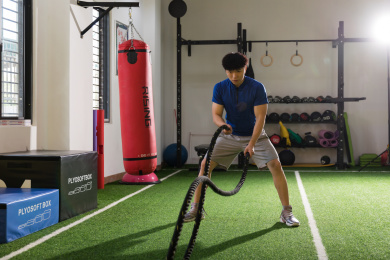 正在使用战绳锻炼的健身教练