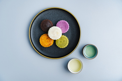 中国中秋节的彩色月饼放在黑色瓷盘中