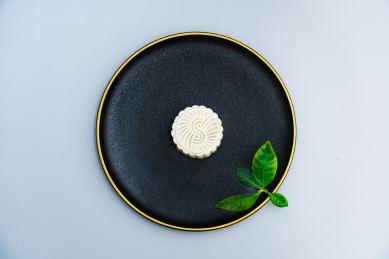 中国中秋节一块白色月饼放在黑色盘中