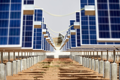 直射的阳光照射在太阳能光伏面板上