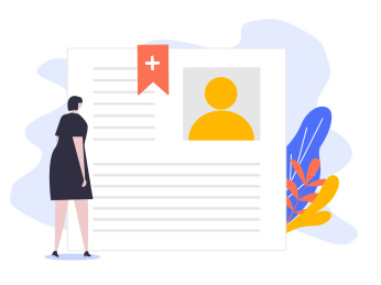 一个女人在看简历