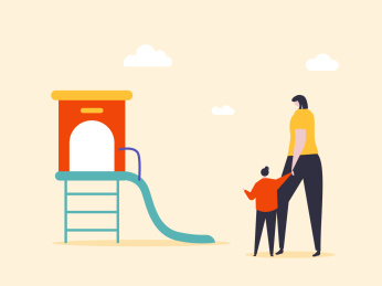 女人带着孩子坐滑梯