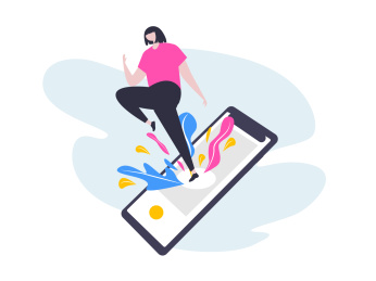 女生在体验手机性能