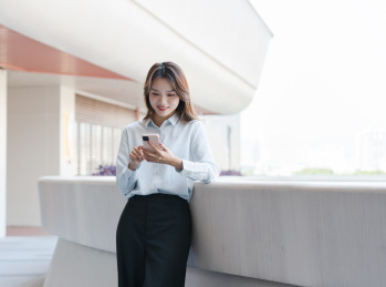 低头看手机的美女