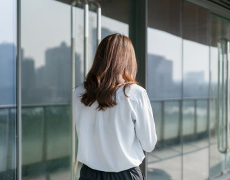 长发女人的背影