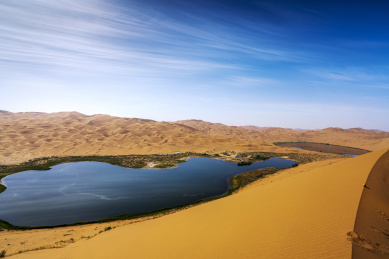 晴天内蒙巴丹吉林沙漠湖泊