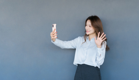 使用手机的商务女士