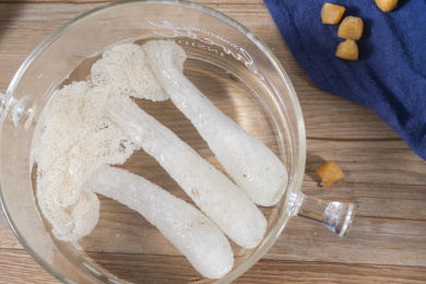 晒干的米白色竹荪