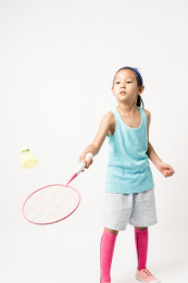 白色背景前打羽毛球的中国女孩