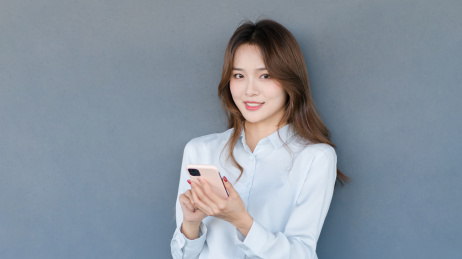 拿着手机的商务女士