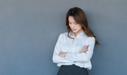 低头思考的商务女士